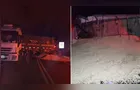 Caminhão tomba após pane elétrica e interdita PR-151 em Jaguariaíva