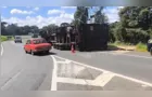 Caminhão tomba na entrada da Avenida Souza Naves em Ponta Grossa