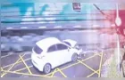 Carro é atingido por trem em cruzamento ferroviário no Jardim Carvalho