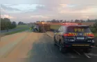 Carreta carregada com soja tomba e interdita BR-376 em Ponta Grossa