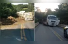 Caminhão tomba e interdita rodovia na PR-438, em Teixeira Soares
