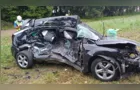 Jovem colide contra dois caminhões ao perder controle do carro na BR-373 em Ponta Grossa