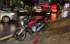 Motociclista 'decola' em canteiro e fica gravemente ferido em Curitiba