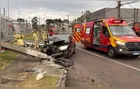 Motorista perde controle, bate carro contra poste e deixa passageira ferida em Curitiba