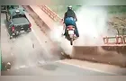 Impressionante: vídeos mostram carros sendo arremessados em desabamento de ponte