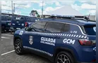 Condutor embriagado quase cai ao sair do carro durante abordagem no Centro de PG