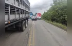 Carro ultrapassa em local proibido e bate em dois caminhões na BR-153 em Rebouças