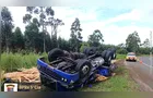 Caminhão com reboque capota na PR-151 em Sengés e deixa motorista ferido