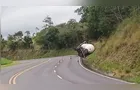 Caminhão de gás tomba na BR-376 em Ortigueira e corre risco de explosão