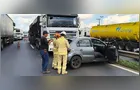 Carro atinge frente de caminhão e é arrastado por 200 metros em PG