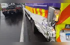 Carro perde o controle e atinge ambulância de concessionária na BR-376