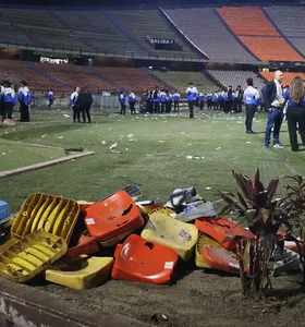Cadeiras destruídas que foram arremessadas no gramado do estádio Atanásio Girardot durante Independiente Medellín x Flamengo