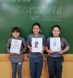 Os alunos produziram autorretratos imaginando-se como super-heróis e utilizaram vídeos de desenhistas como referência para representar personagens