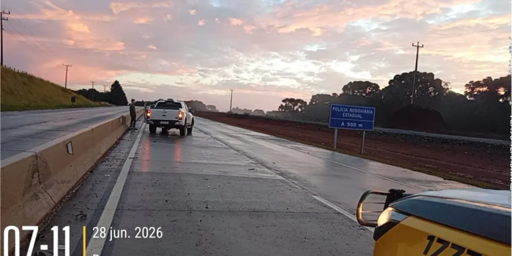 O motorista perdeu o controle do carro e colidiu com uma mureta