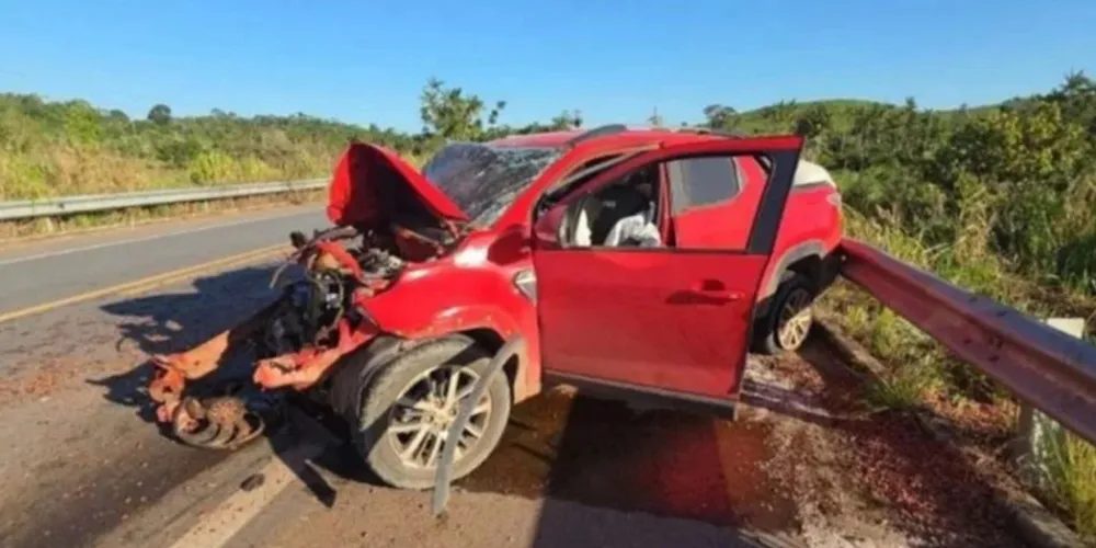 Automóvel perdeu o controle após um pneu furar, invadiu a contramão e bateu de frente com uma caminhonete