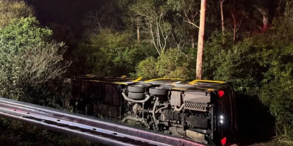 Mulher morreu e 11 pessoas ficaram feridas em acidente com ônibus na BR-290