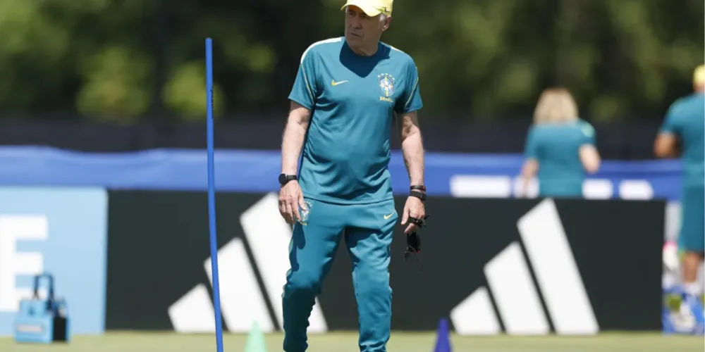 Carlo Ancelotti em treino da Seleção Brasileira, o último antes do jogo contra a Noruega, pela Copa do Mundo