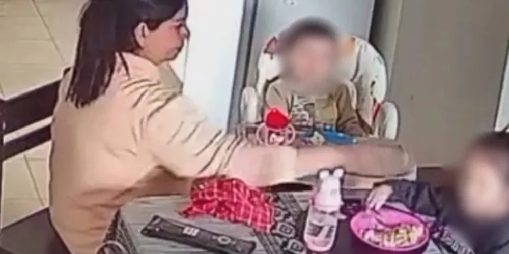 A babá dava almoço para as crianças quando agrediu uma delas com um tapa