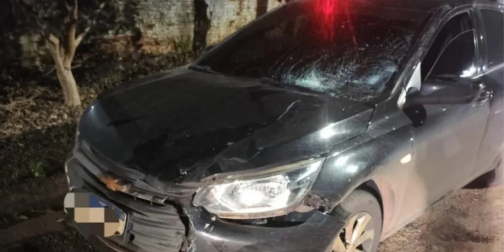 Veículo Onix envolvido na colisão teve o para-brisa estilhaçado com o impacto