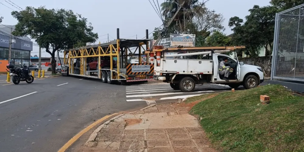 Caminhão cegonha fica preso em fios na Avenida