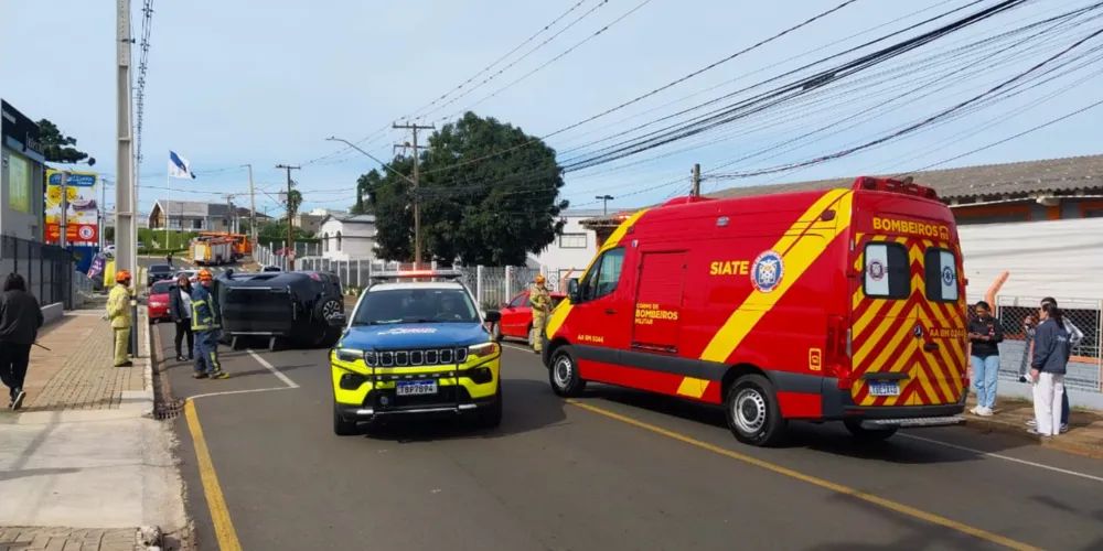 O capotamento aconteceu na rua Leopoldo Guimarães da Cunha