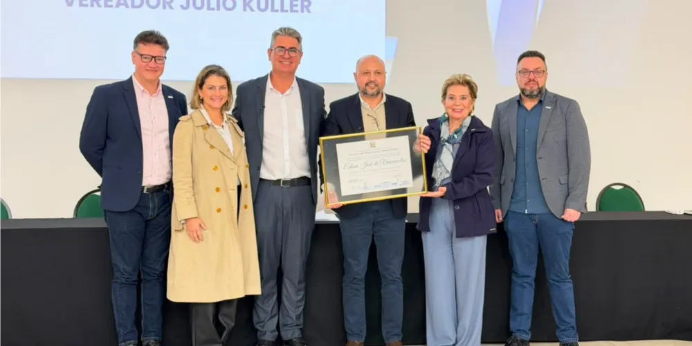 Presidente da ACIPG, Leonardo Puppi Bernardi; presidente do Conselho de Desenvolvimento Econômico de Ponta Grossa, Priscilla Garbelini Jaronski; presidente da Câmara Municipal, Julio Kuller; Edson Vasconcelos; prefeita Elizabeth Schmidt; e o vice-presidente da ACIPG, Rafael Issa Rickli.