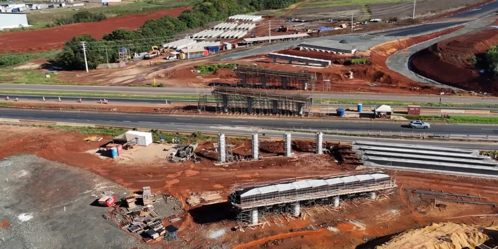 As obras de duplicação da PR-151 no trecho de Ponta Grossa se estendem por 5,8 quilômetros, ligando o Viaduto Vendrami até a rotatória de acesso ao distrito de Guaragi
