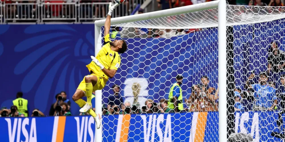 Goleiro Vozinha, de Cabo Verde, em ação contra a Espanha pela Copa do Mundo