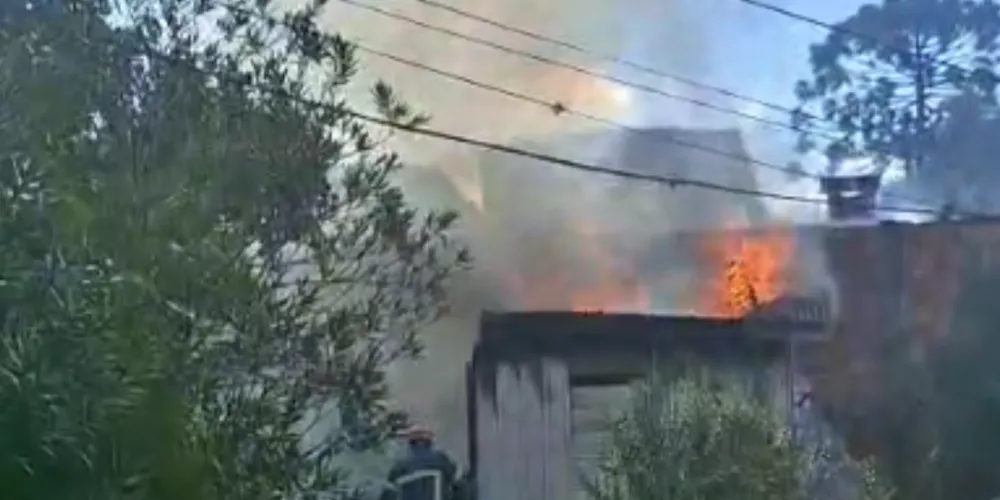 Uma mulher estava na casa mas foi retirada antes do fogo tomar conta