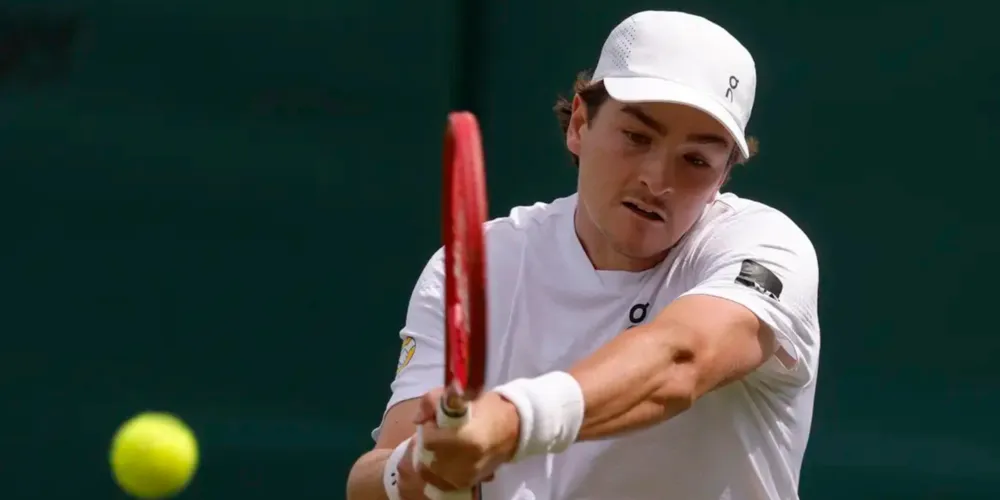 A parcial só foi decidida no tie-break, com o brasileiro fazendo 7-4 no game de desempate