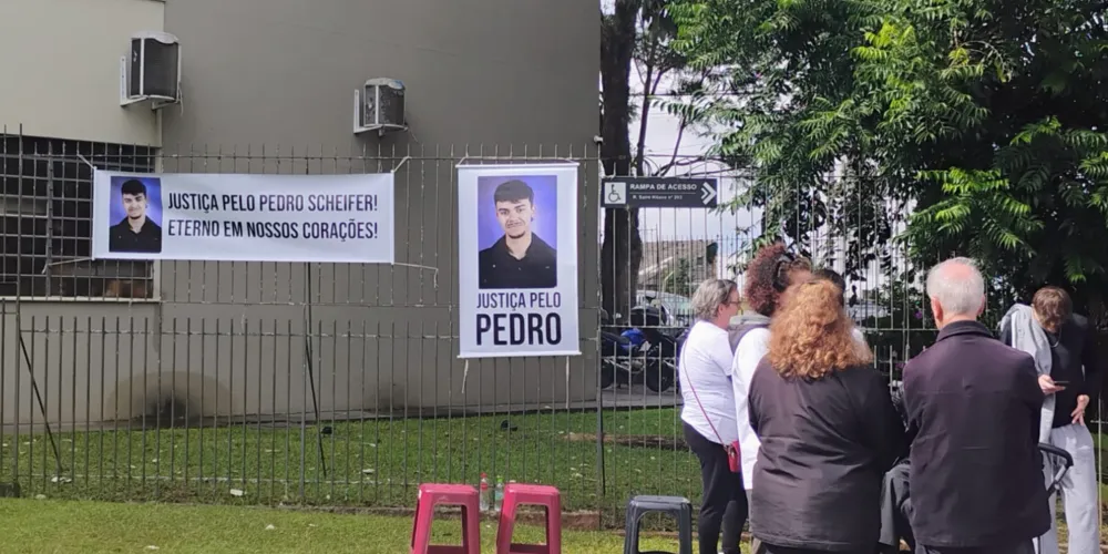 Familiares e amigos se reúnem em frente ao fórum para pedir justiça por Pedro