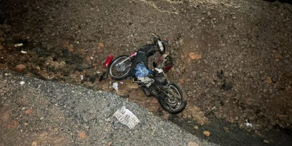 O motorista foi atingido por um carro e arremessado para dentro da valeta
