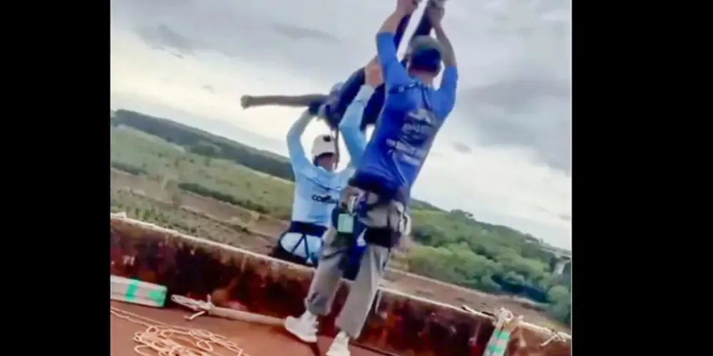 O salto seria na modalidade rope jump​​, quando um praticante salta no vazio a partir de locais muito altos