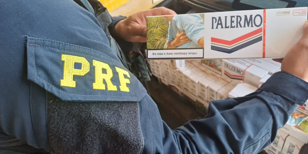 Os policiais totalizaram aproximadamente 5.000 maços de cigarros