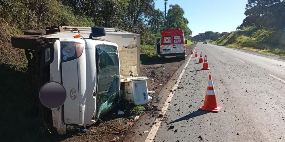 Caminhão seguia no sentido Pitanga–Turvo quando se envolveu no tombamento