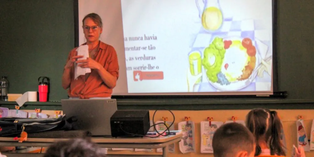 Os alunos participam de palestras educativas adaptadas para cada faixa etária