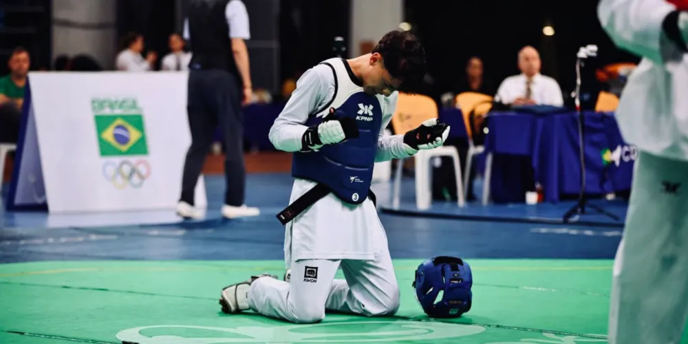 Rafael dos Santos Neza, de 13 anos, da equipe Junior Lima Taekwondo/Team Morando, orando antes de lutar
