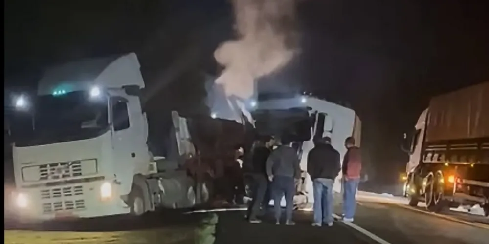 A colisão provocou o bloqueio temporário da pista no sentido Curitiba
