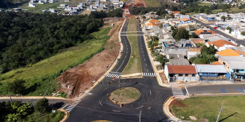 Um grande aterro com 14 metros de altura, parte mais trabalhosa da obra e que consiste na travessia pelo vale existente no local, está em fase de regularização