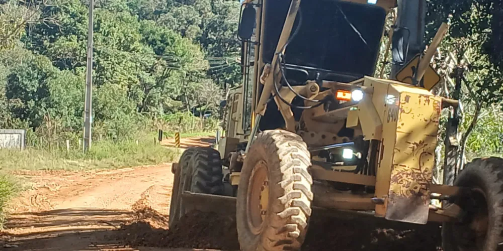 Os serviços são executados em vias não pavimentadas de diferentes regiões do município