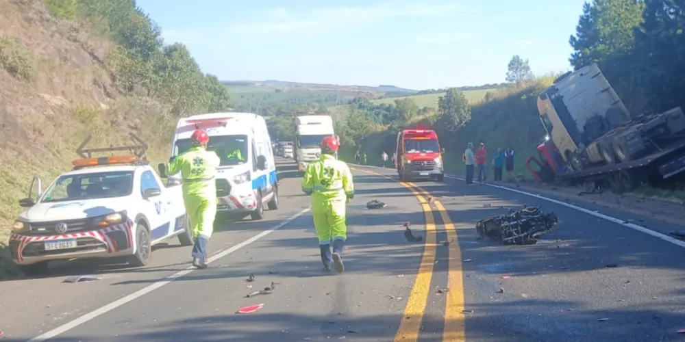 O condutor da moto sofreu ferimentos graves e morreu ainda no local do acidente