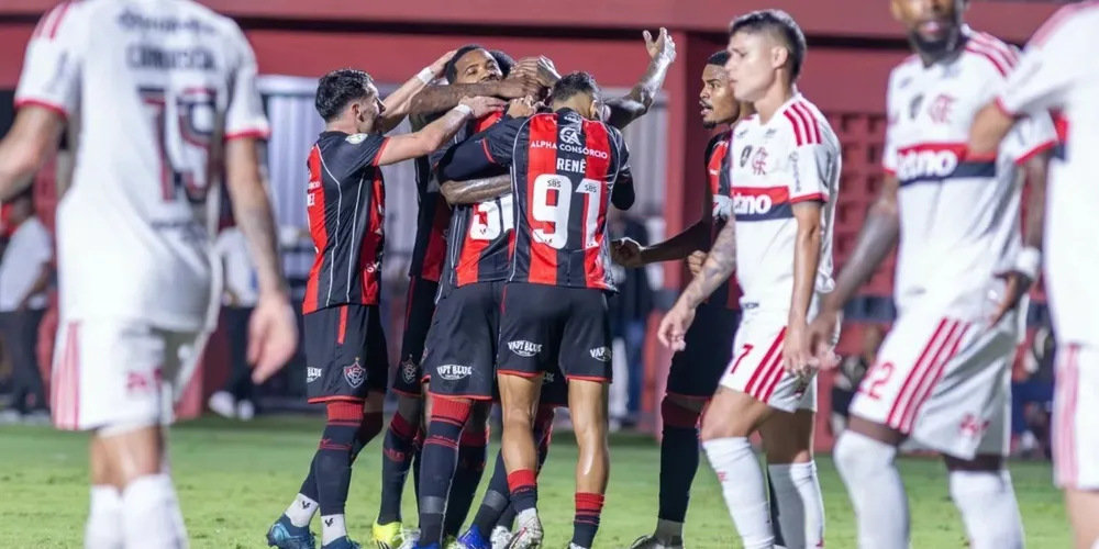 O Vitória começou a partida pressionando e abriu o placar logo aos seis minutos de jogo