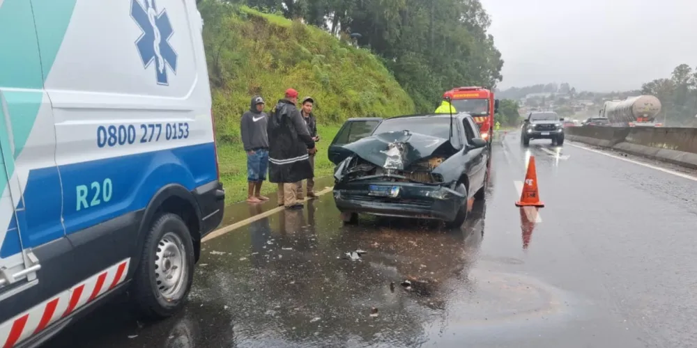 Colisão traseira aconteceu por volta das 11h25, no km 216+300 da rodovia, no trecho entre Jaguariaíva e Arapoti