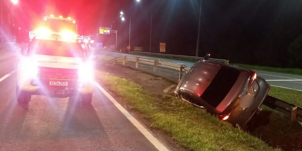 O veículo parou somente no canteiro central