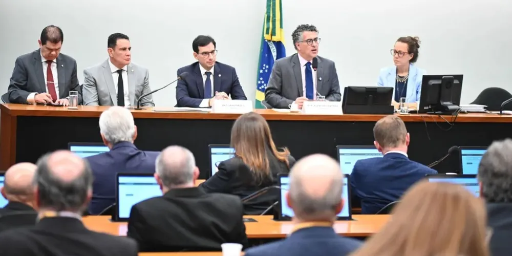 Deputados durante reunião da comissão especial que analisa a proposta sobre o fim da jornada de trabalho 6x1