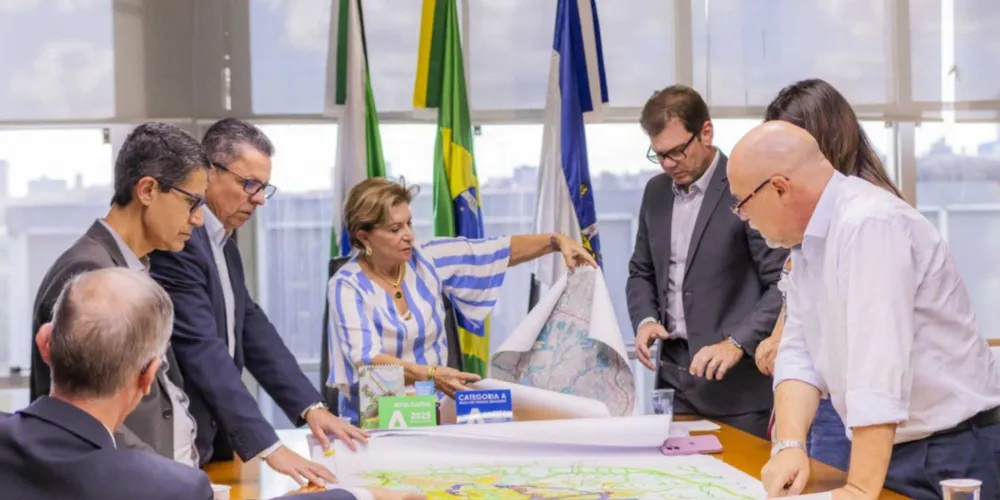 Na reunião, a prefeita de Ponta Grossa, Elizabeth Schmidt, assinou o Decreto que institui a comissão responsável pela avaliação do Plano