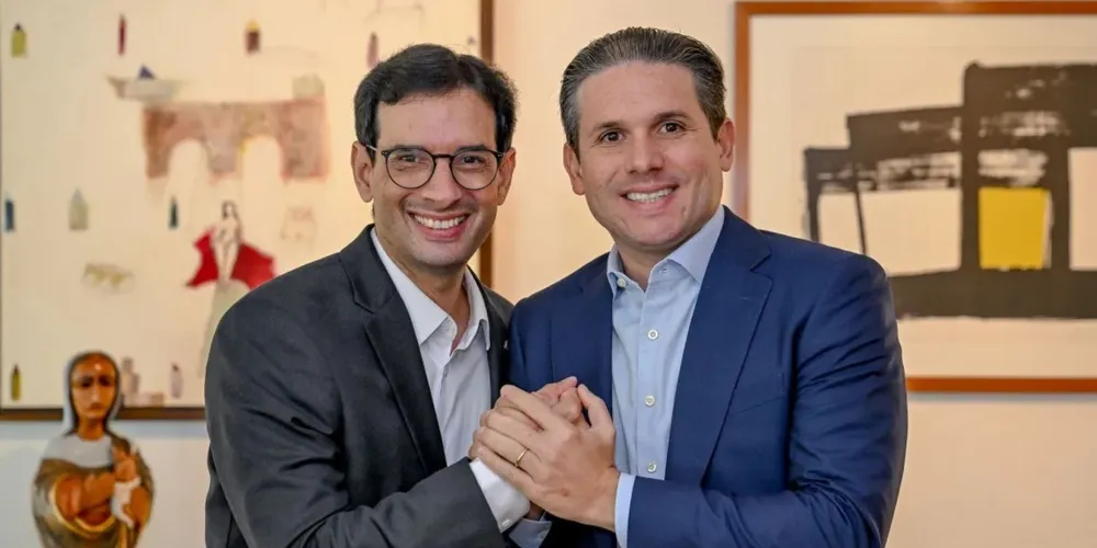 O relator do fim da jornada 6x1, deputado Leo Prates (Republicanos-BA), e o presidente da Câmara, Hugo Motta (Republicanos-PB)