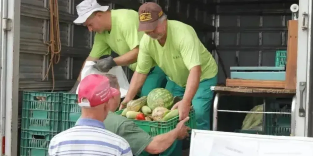 A iniciativa recolhe materiais recicláveis e realiza a troca por frutas e verduras