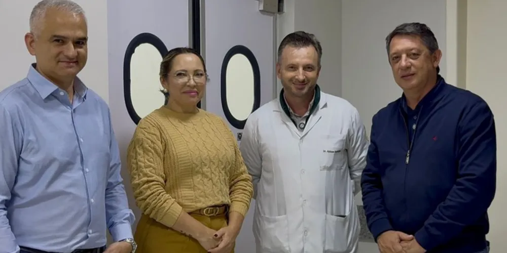 Gestor do Pronto Atendimento, Hauze Kappke; secretária de Saúde, Jaqueline Nunes; médico Ortopedista que realizou a cirurgia, Dr. Alcione Barausse, e prefeito Gerson Nunes