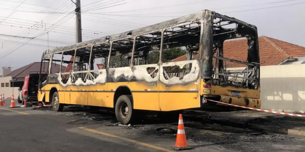 O incêndio destruiu o veículo e mobilizou equipes do Bombeiro Comunitário